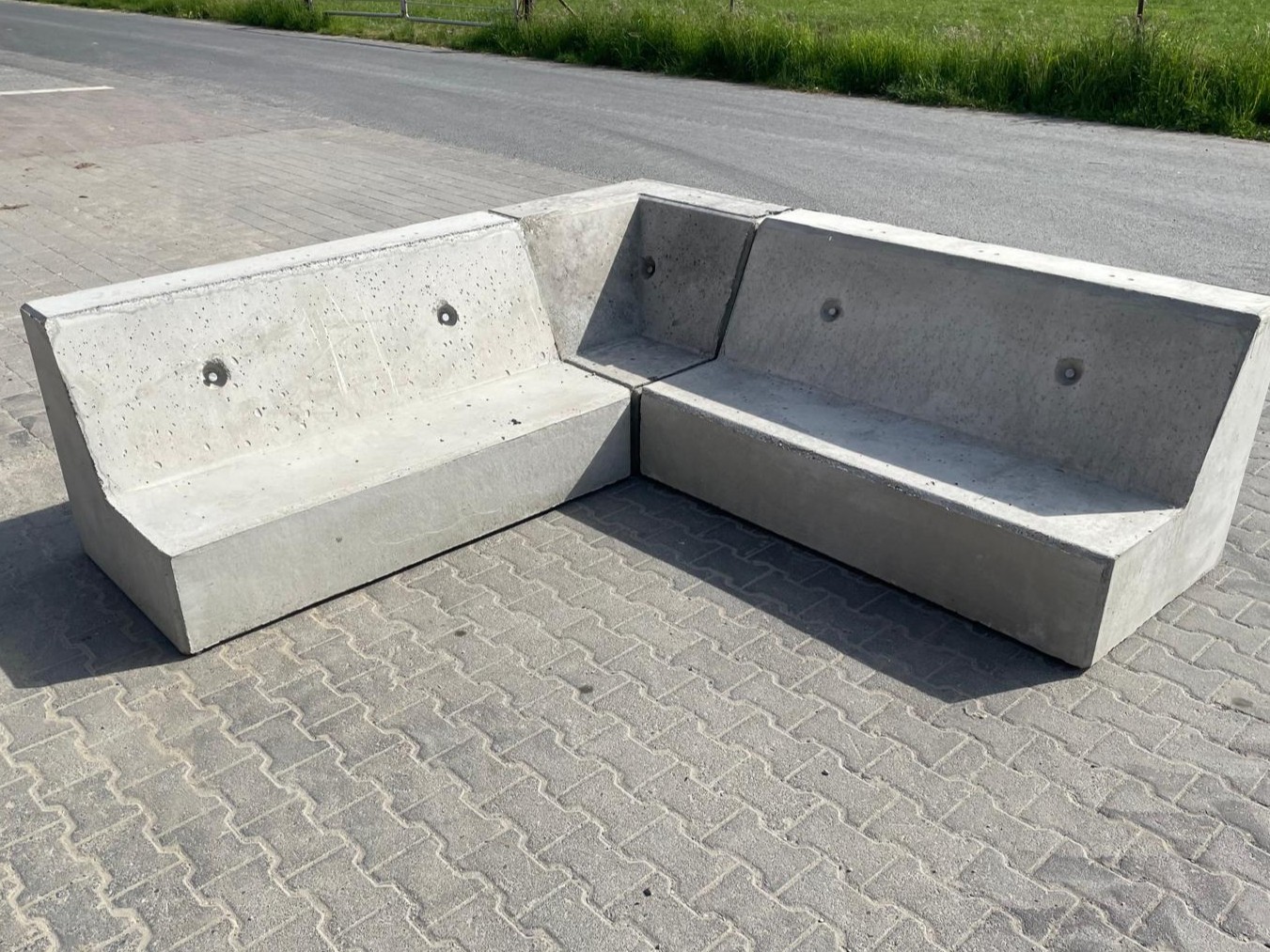 Betonbank auf gepflastertem Platz